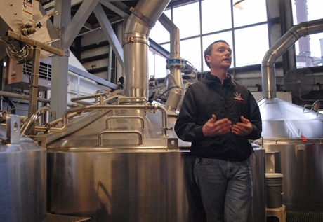 Kỹ[-]sư[-]Brandon[-]Smith,[-]người[-]quản[-]l&yacute;[-]đội[-]ngũ[-]kỹ[-]thuật[-]v&agrave;[-]vận[-]h&agrave;nh[-]hệ[-]thống[-]sản[-]xuất[-]bia[-]của[-]Alaskan[-]Brewing.[-]Ảnh:[-]AP.